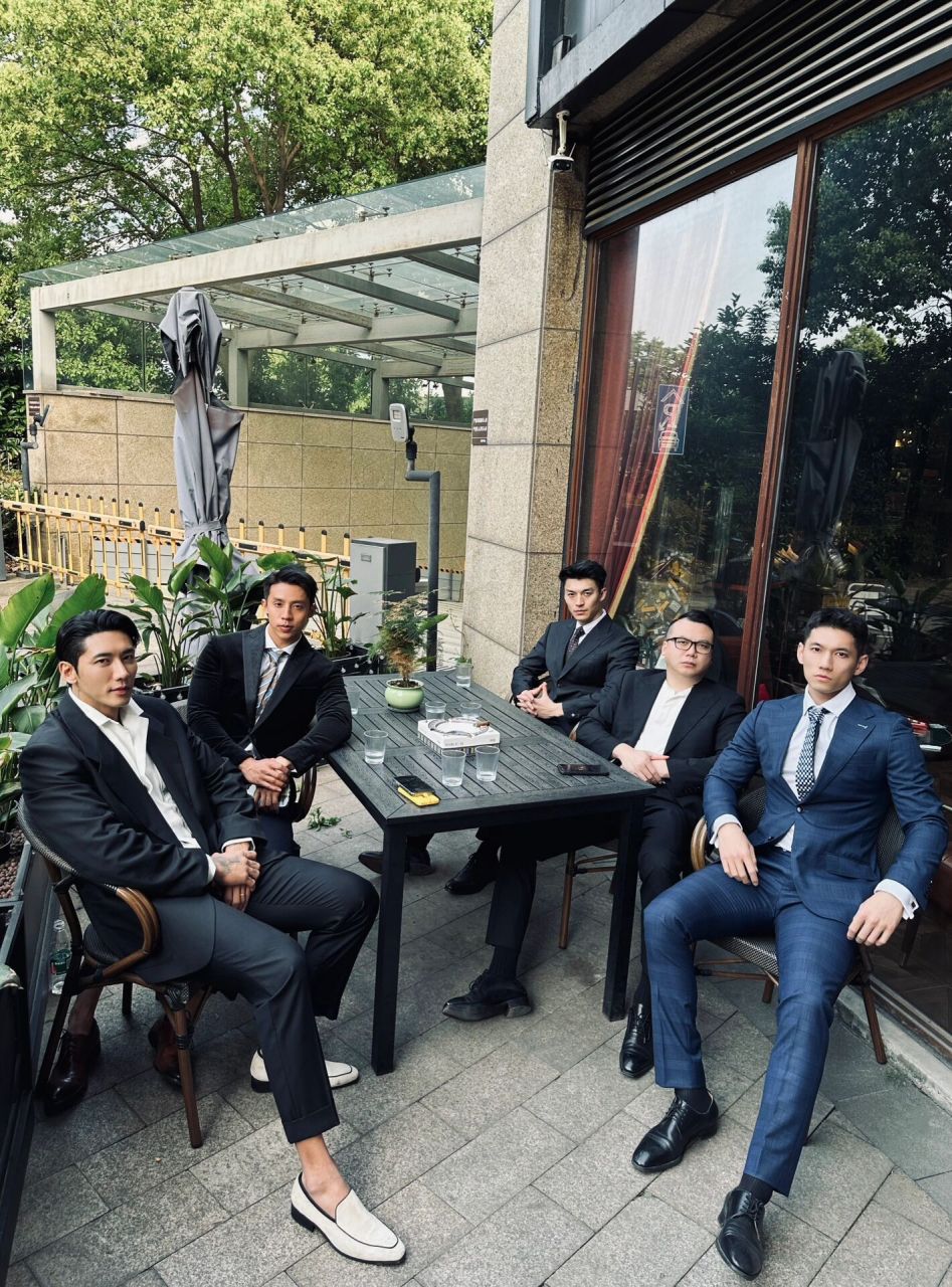 拍摄日,看看有没有你喜欢的男博主,一场西装暴徒的聚会,从头精致到脚