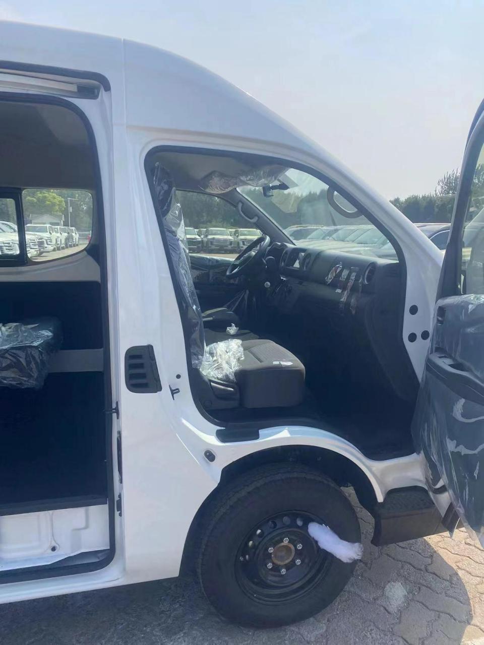 日产nv350  目前有高顶长轴 2.