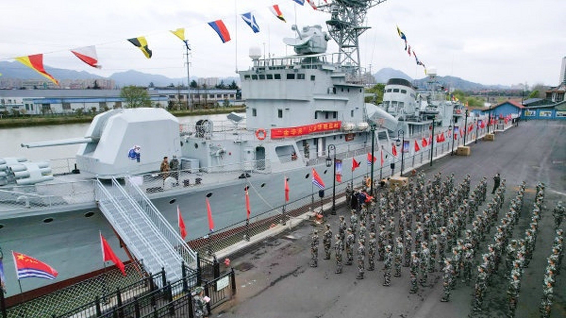 【东阳112名准新兵参观金华舰】3月18日上午,东阳112名准新兵来到横店