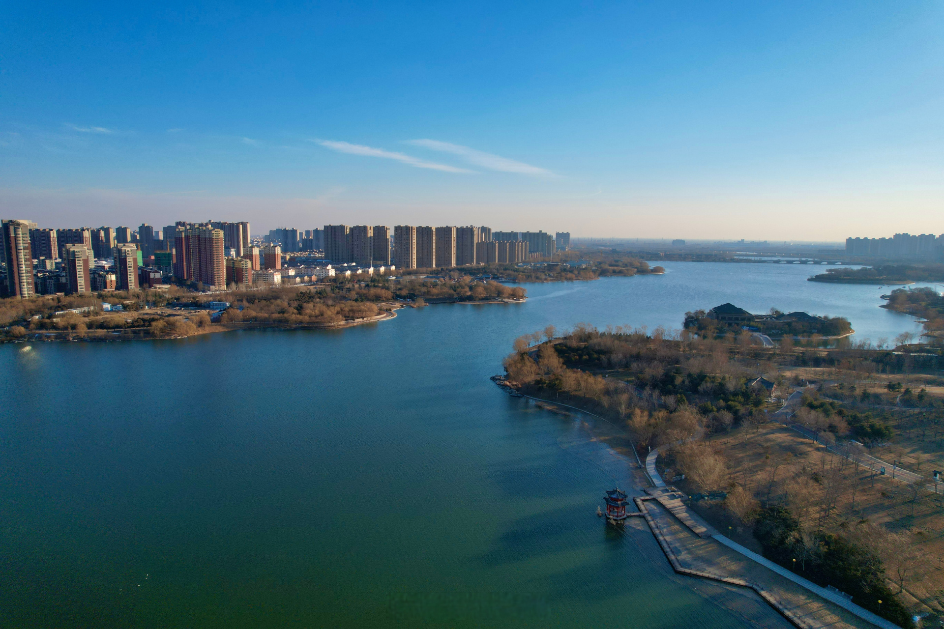 豫见开封城事# 1月22日,无人机俯瞰黑岗口调蓄水库,天空湛蓝水面澄碧