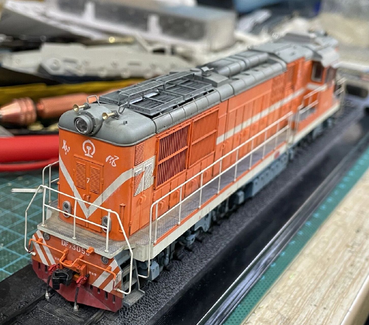 火车模型塑料感强怎么办,不妨给火车模型做作旧化吧.