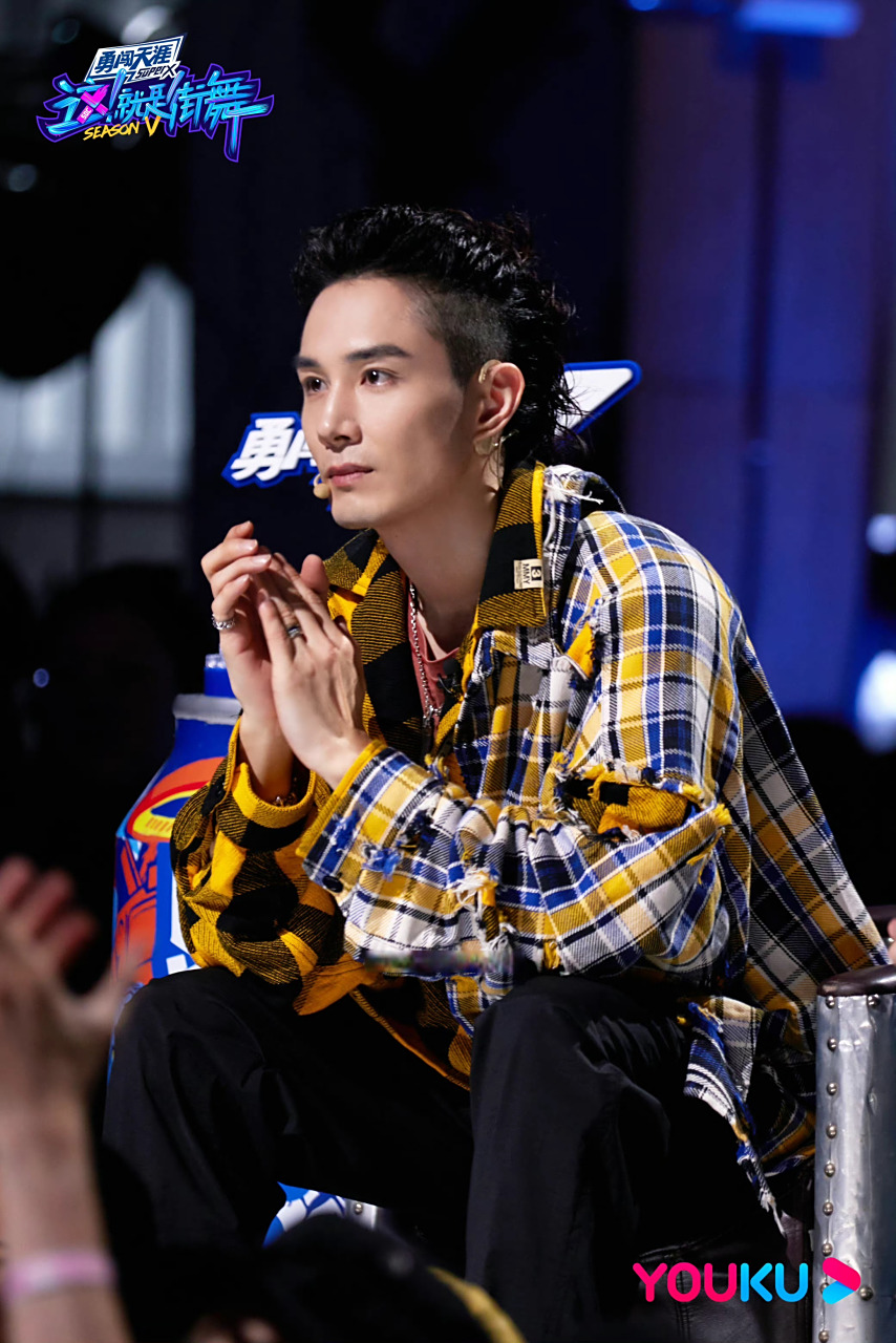 这就是街舞#观看舞台的@李承铉 队长每一次都如此的投入[期待]坚兜哪