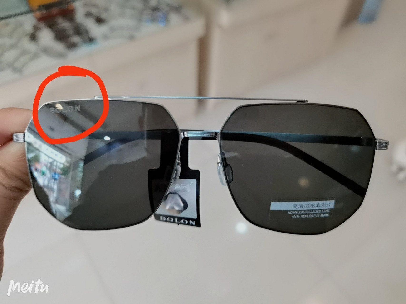 好啦 我们看看如何辨别暴龙太阳镜的真伪.