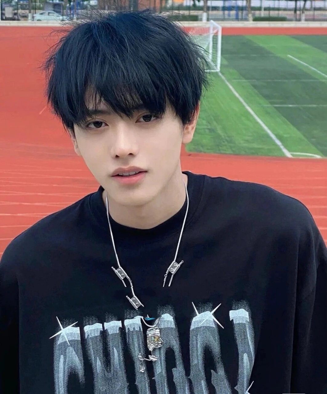 男士蓝黑发色 大连染发深色天花板显白回头率爆表 这个发色叫蓝黑色染