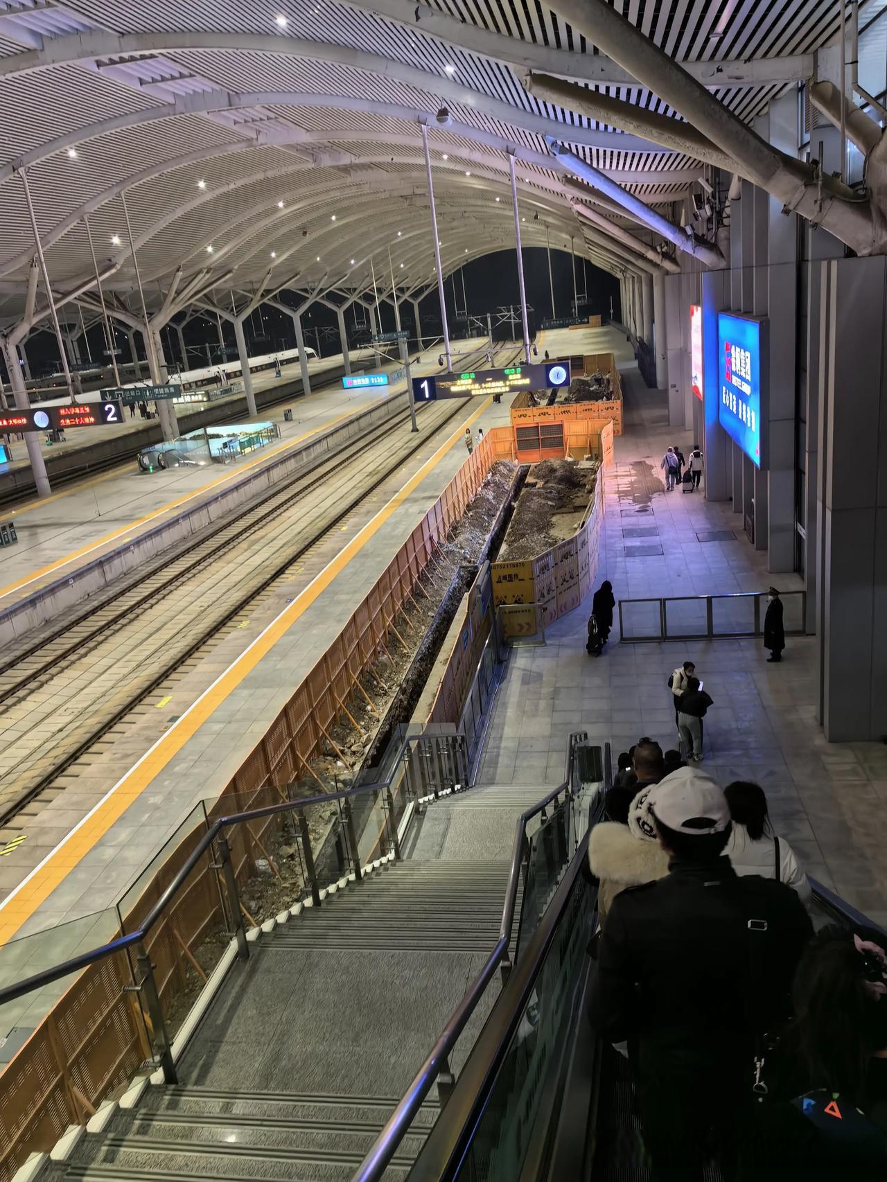 至少疫情几年没在徐州东站倒车或者乘车了,往返开封都需要在徐州东站