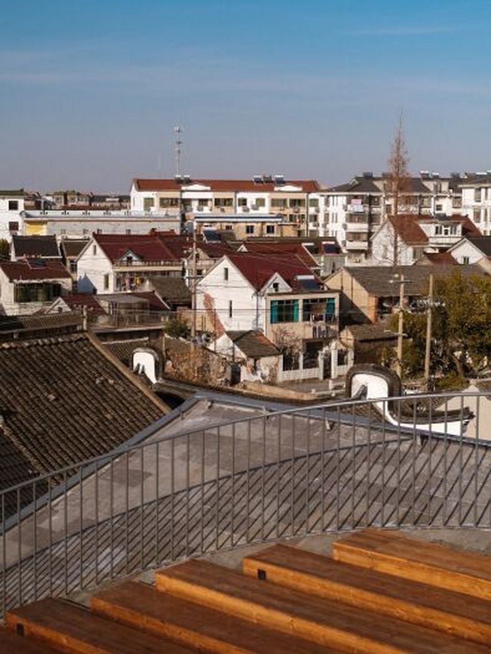 我在城市的边缘——八坼镇 找到一座纯白色的"漂浮客厅" 这座崭新的