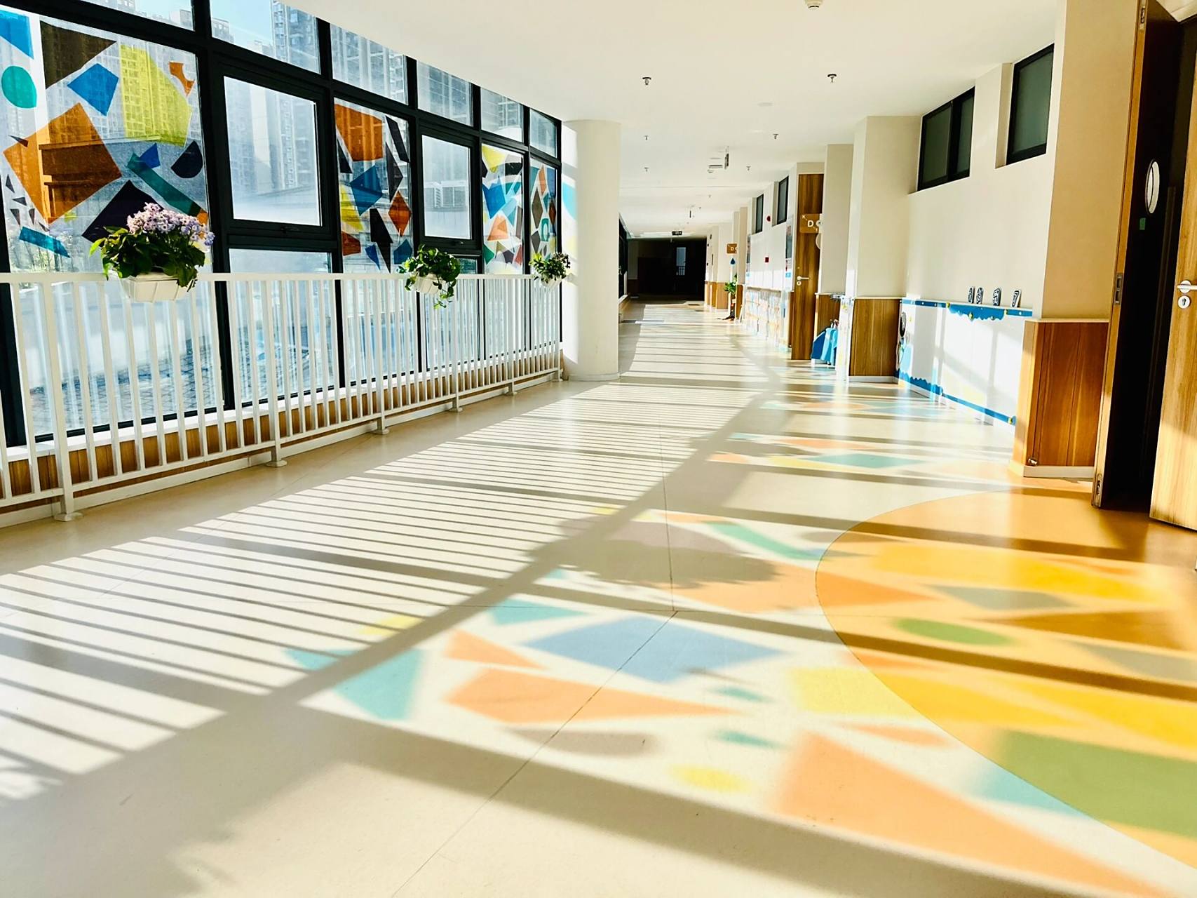 幼儿园光影长廊/环创 图片均为班级原创95 动物是用卡纸剪出轮廓贴