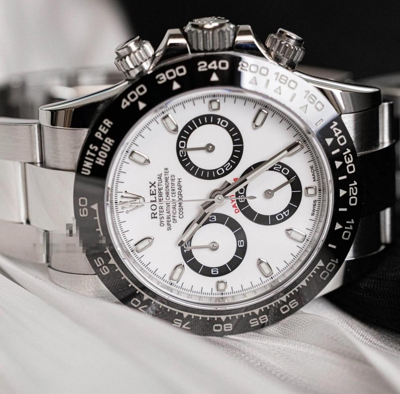 劳力士"白熊猫迪通拿"腕表设计独特且传奇,以经典白色表盘与黑色计时