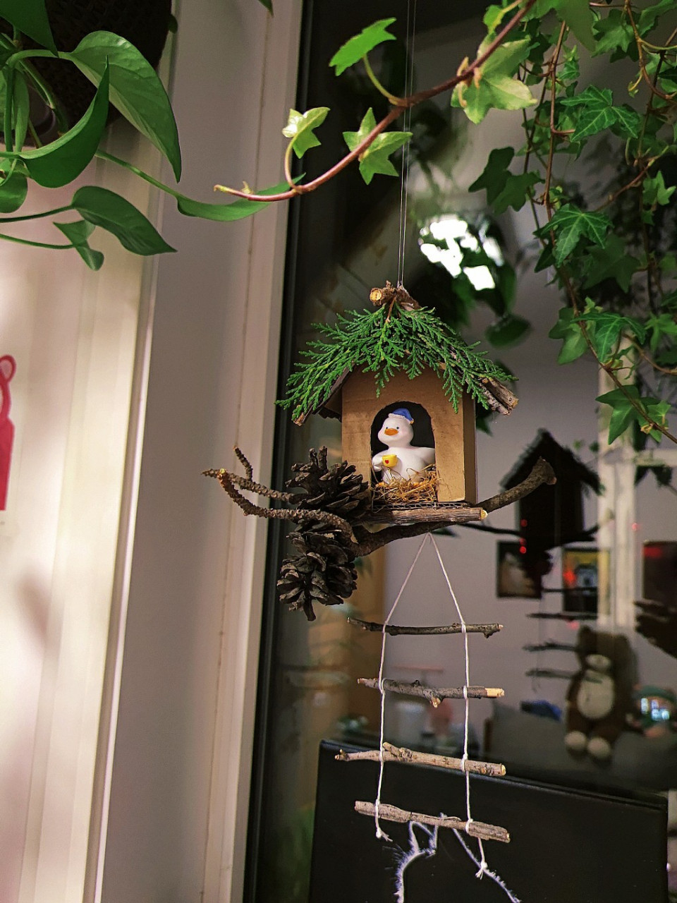 diy鸟窝(附简单过程图) 捡点木条,松果,树叶,废快递盒,干草,diy一个小