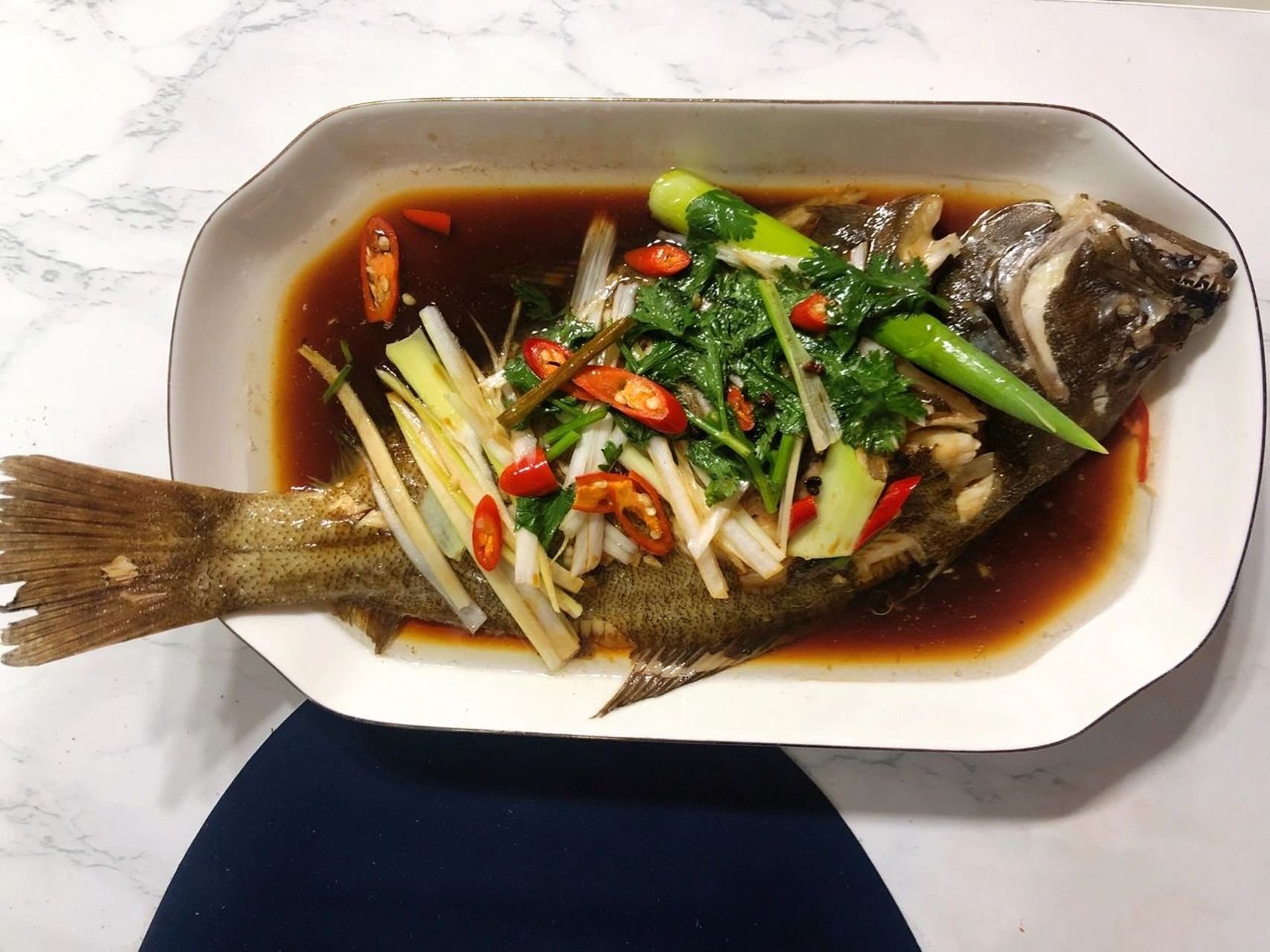 葱姜垫底马杀鸡20分钟 3.上汽蒸 4.蒸鱼豉油热油烹香 齐活了