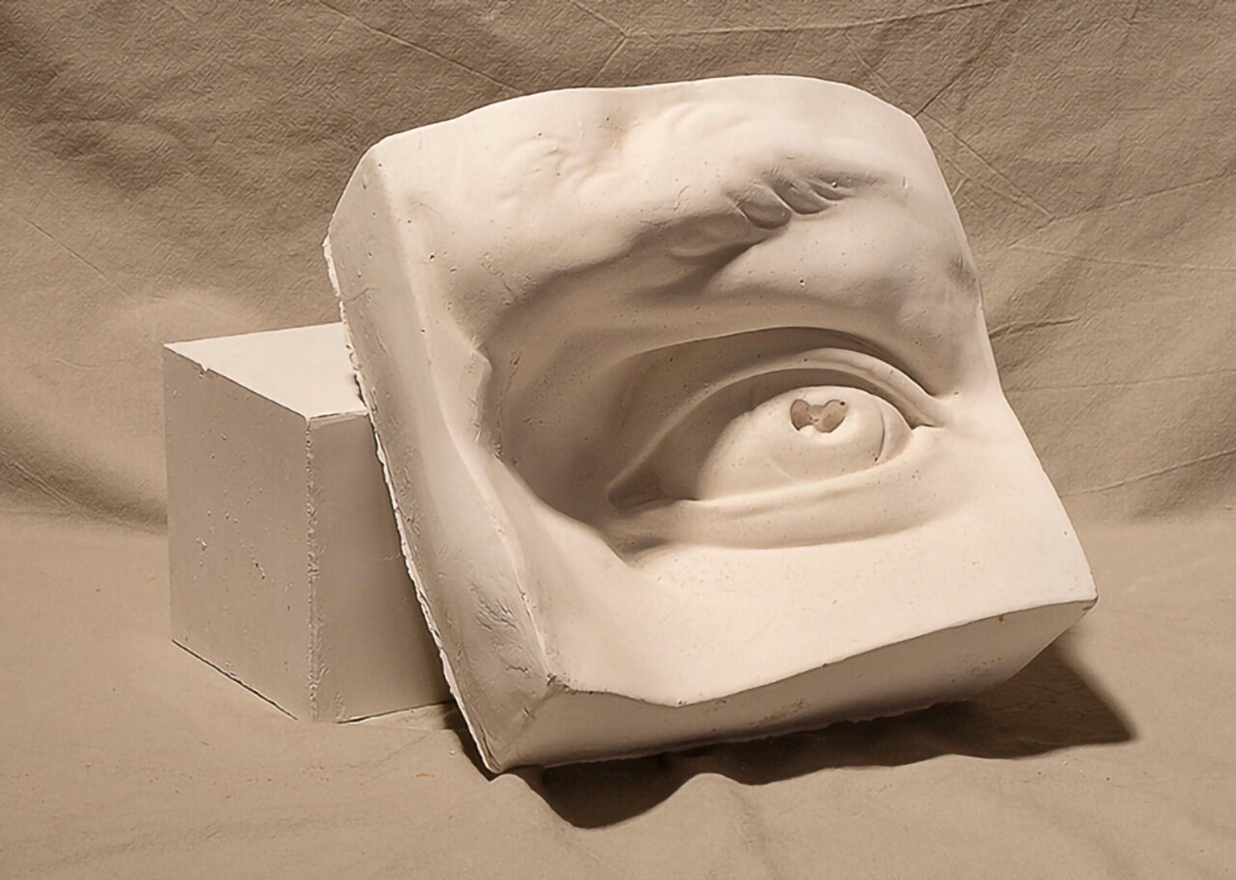 素描石膏像眼睛画法步骤图解 一,眼睛结构 眼睛是个球体,置于眼窝中