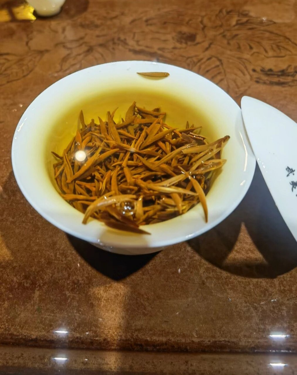 武夷红茶金骏眉正山小种汤色可不是红色的哦 正山小种茶汤为啥偏红色?