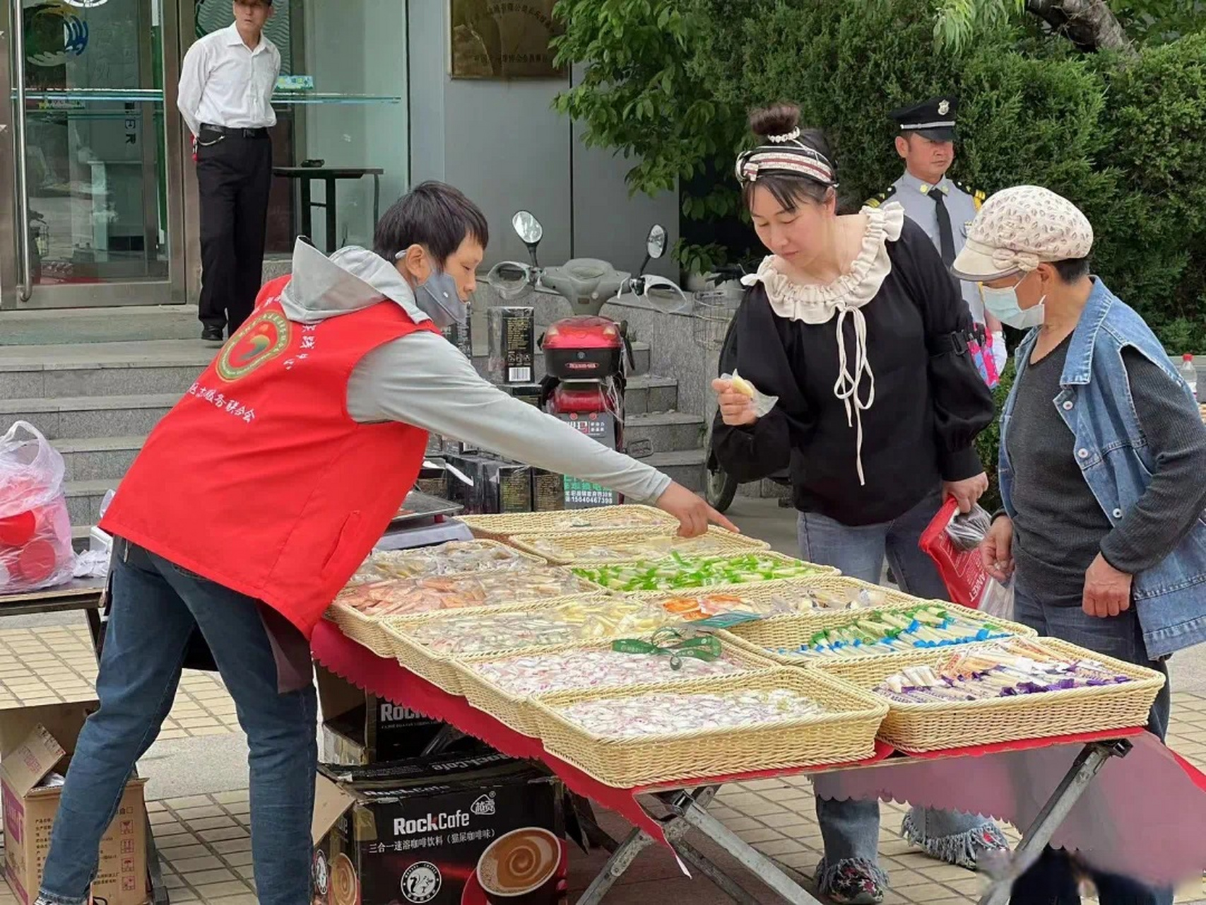 【高坎街道奥园社区:邻里集市把服务送到群众家门口】#振兴新突破辽宁