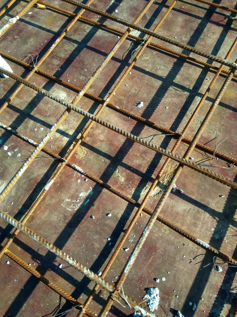 较大,放置不均匀; 4,顶板部分模板起伏梁底支模底板钢筋未放置垫块