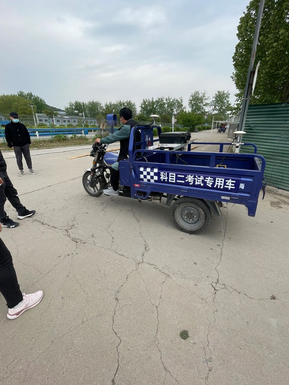 很多朋友看了小红书都感觉考摩托车驾驶证很简单,不用练车.
