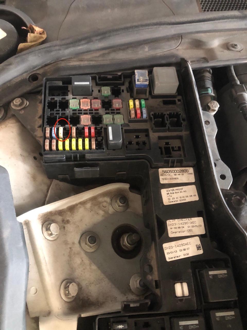 12款捷豹解除防侧滑的方法,拔掉保险丝即可