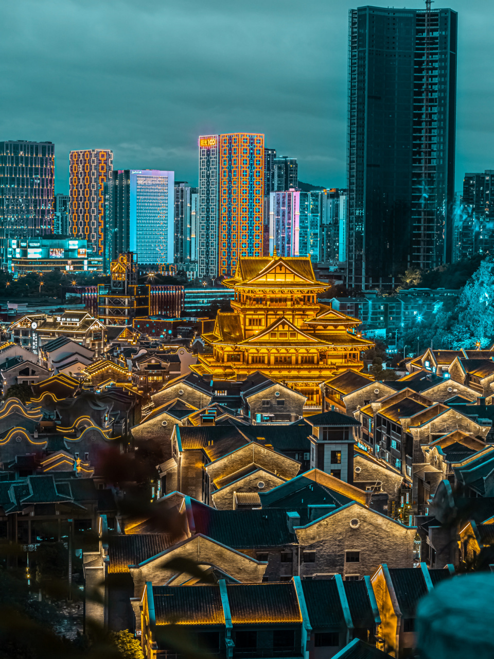 柳州窑埠古镇的夜景 在窑埠古镇旁边有一座小山上的夜景 上面可以俯看