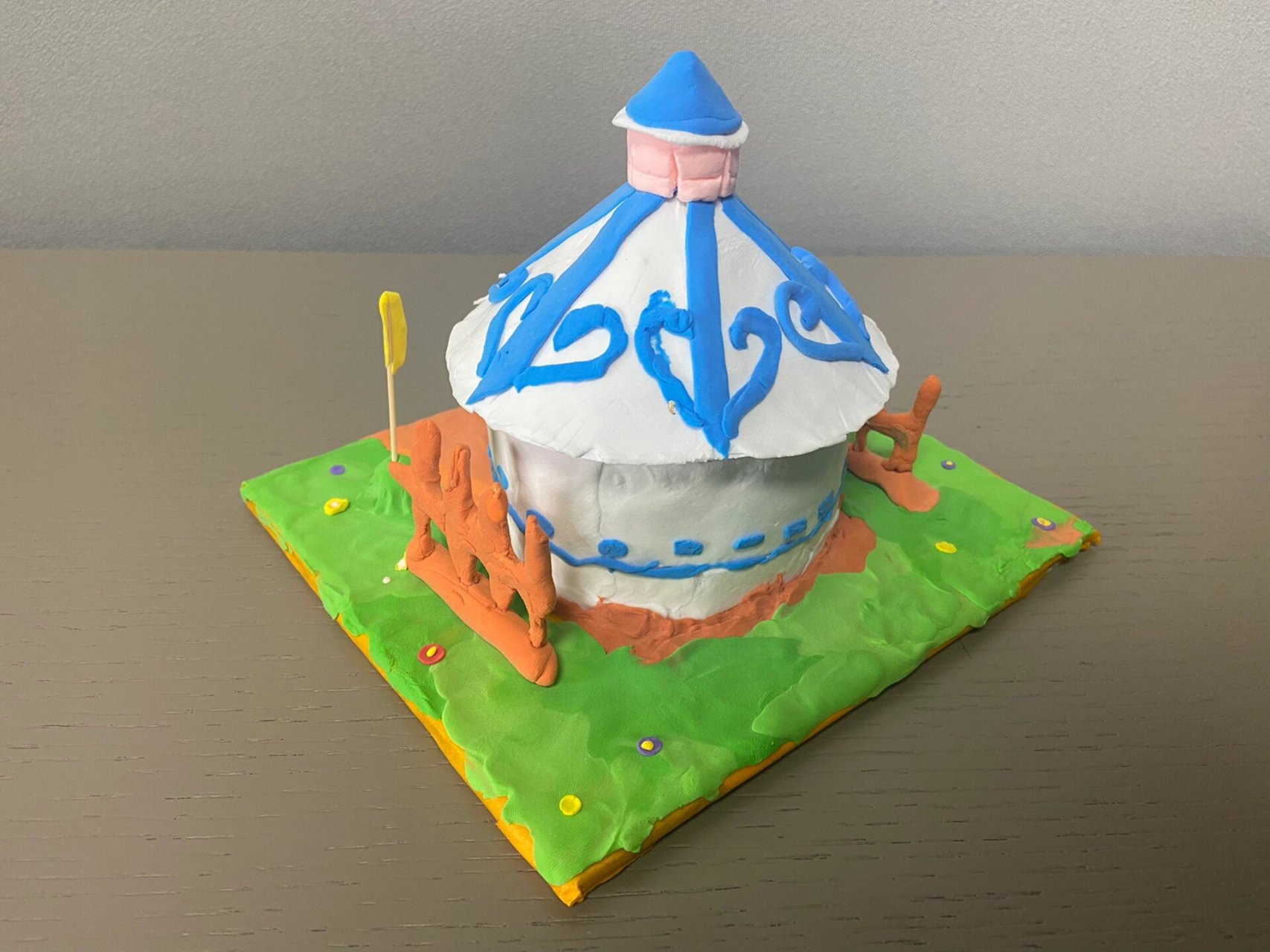 超轻粘土 蒙古包 自家小朋友的暑假实践作品 用白纸建好形状,竹签搭好