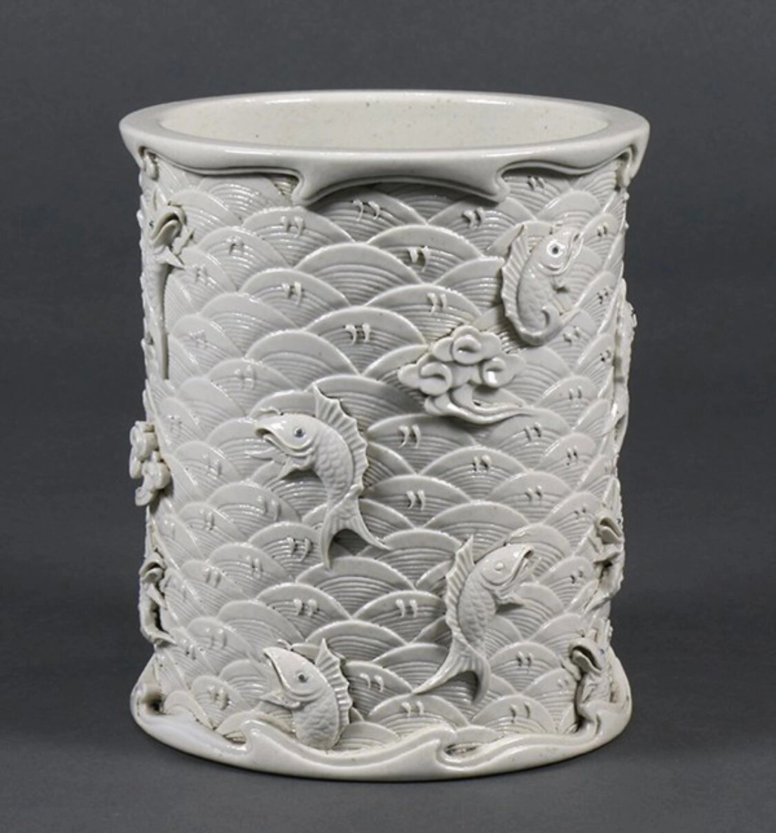 难得一见的清同治王炳荣白瓷雕笔筒