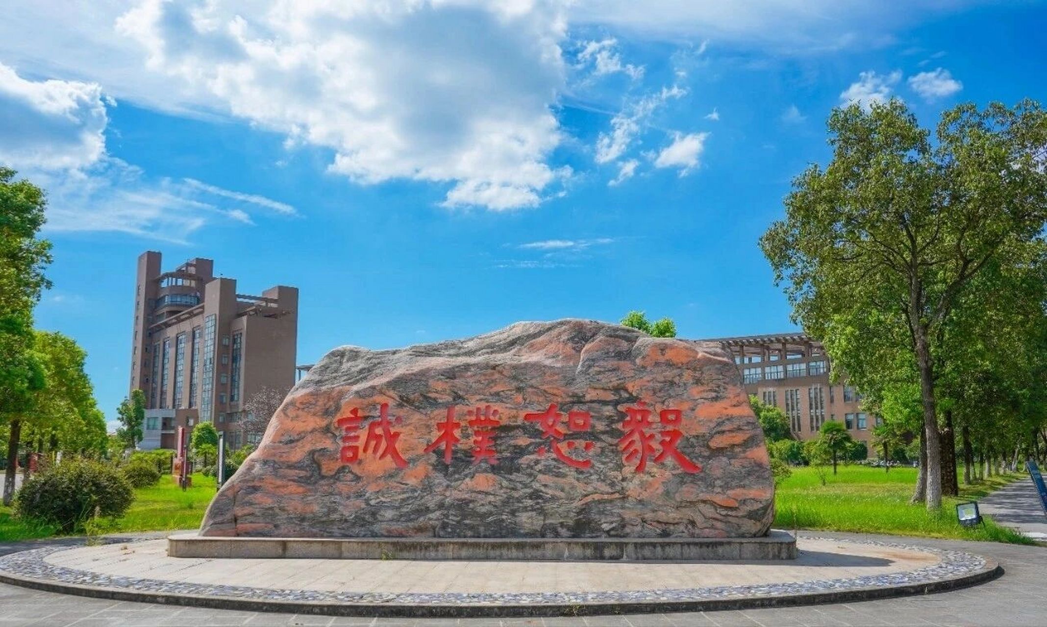 给大家介绍一下陶大美术学院 景德镇陶瓷大学是我国惟一一所以