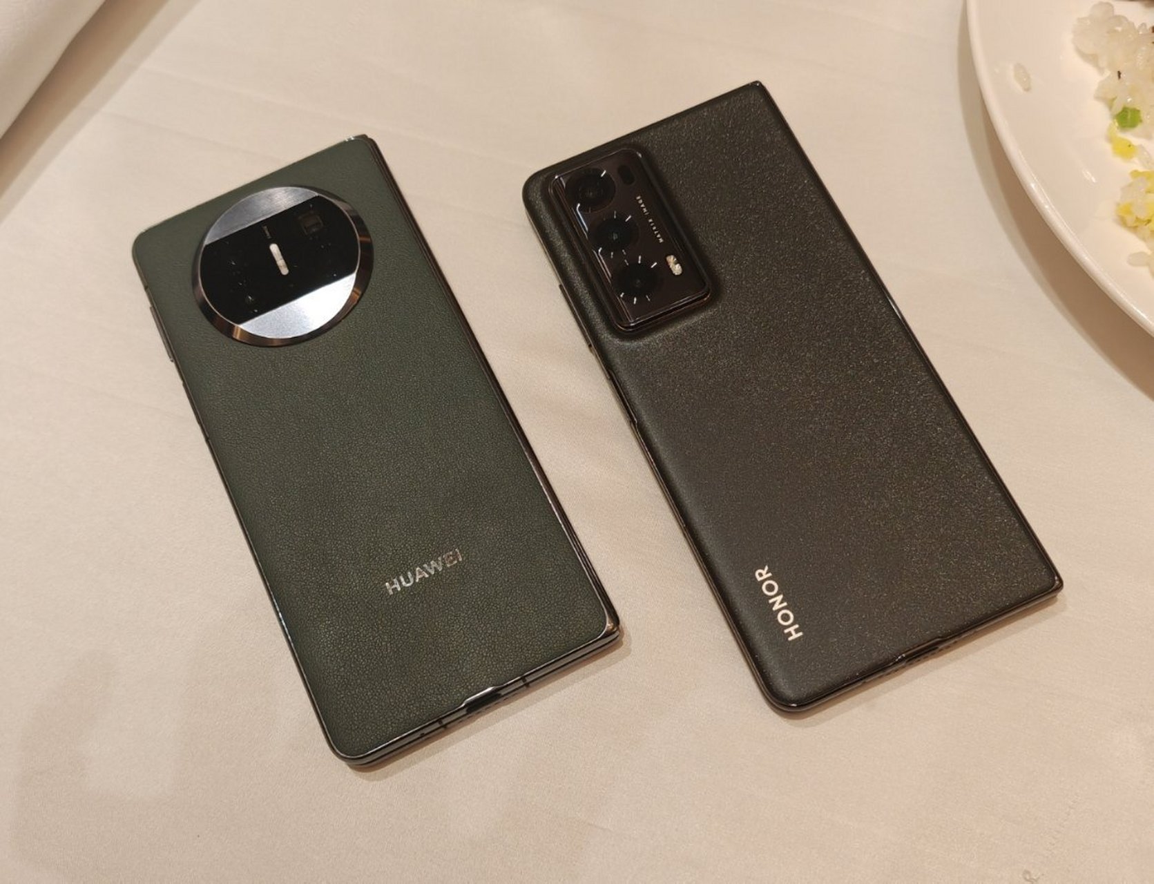 荣耀magic v2和华为matex3简单对比了下,居然荣耀magicv2要更大一点