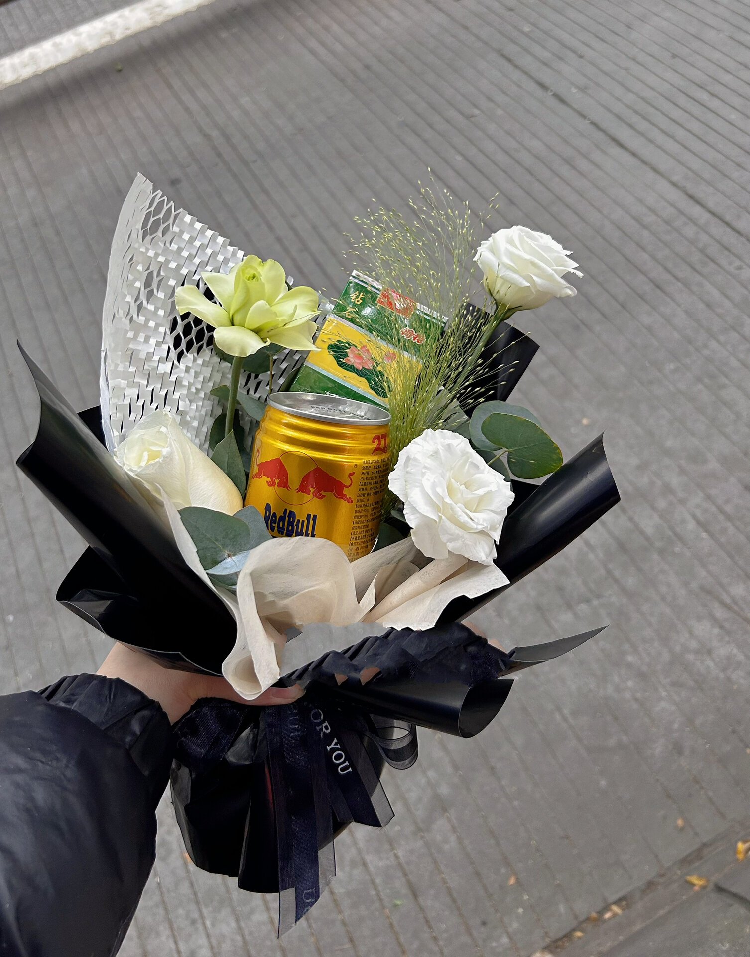 冬天的第一罐红牛和第一包烟