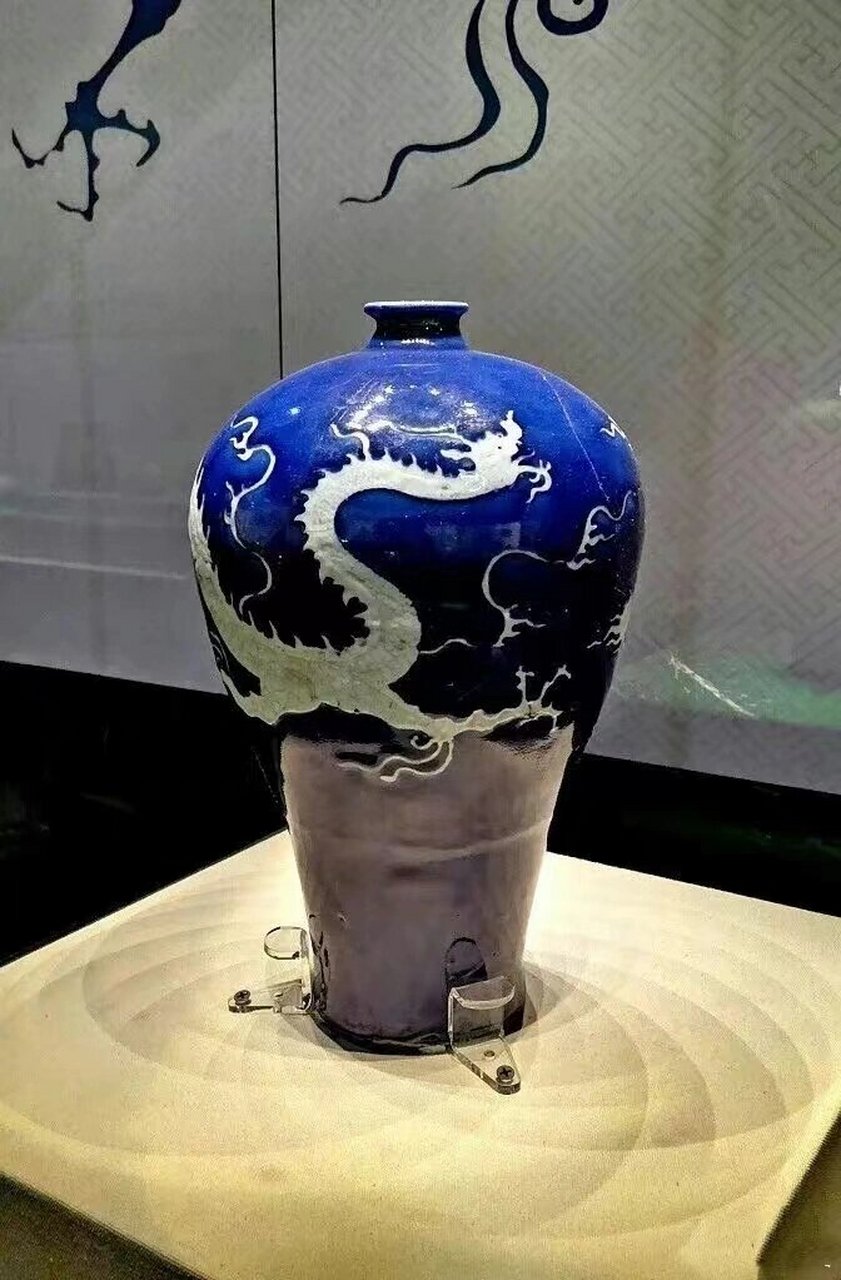 元代霁蓝釉白龙纹梅瓶 著名的元霁蓝釉白龙纹梅瓶,全世界仅存二件半.