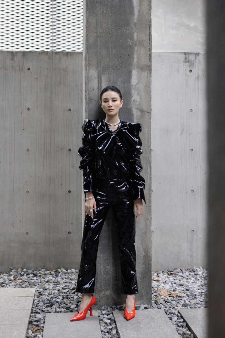 宋佳黑色的闪耀礼服