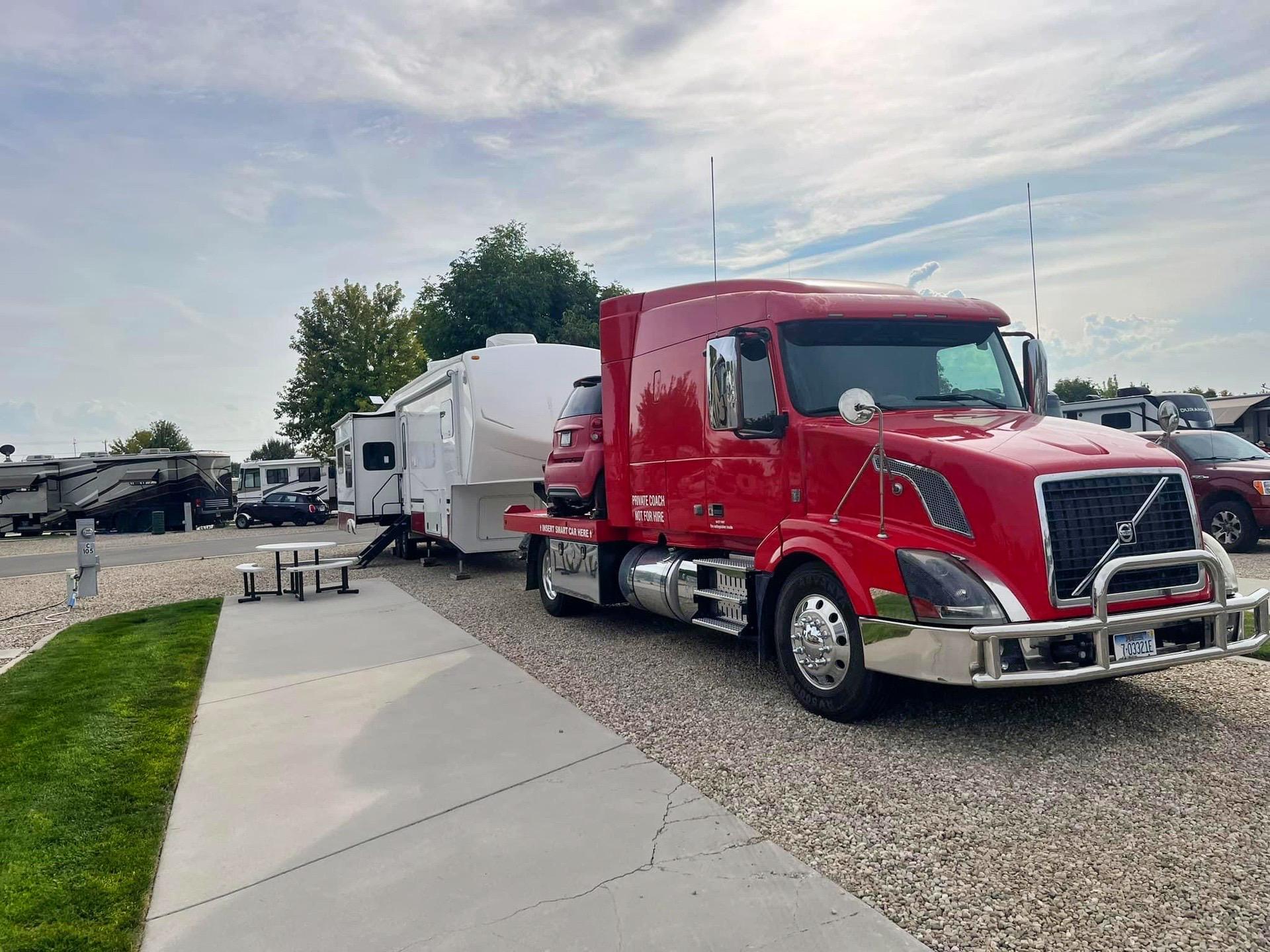 分享美式卡车牵引第五轮拖挂房车,哈雷摩托,smart ,jeep