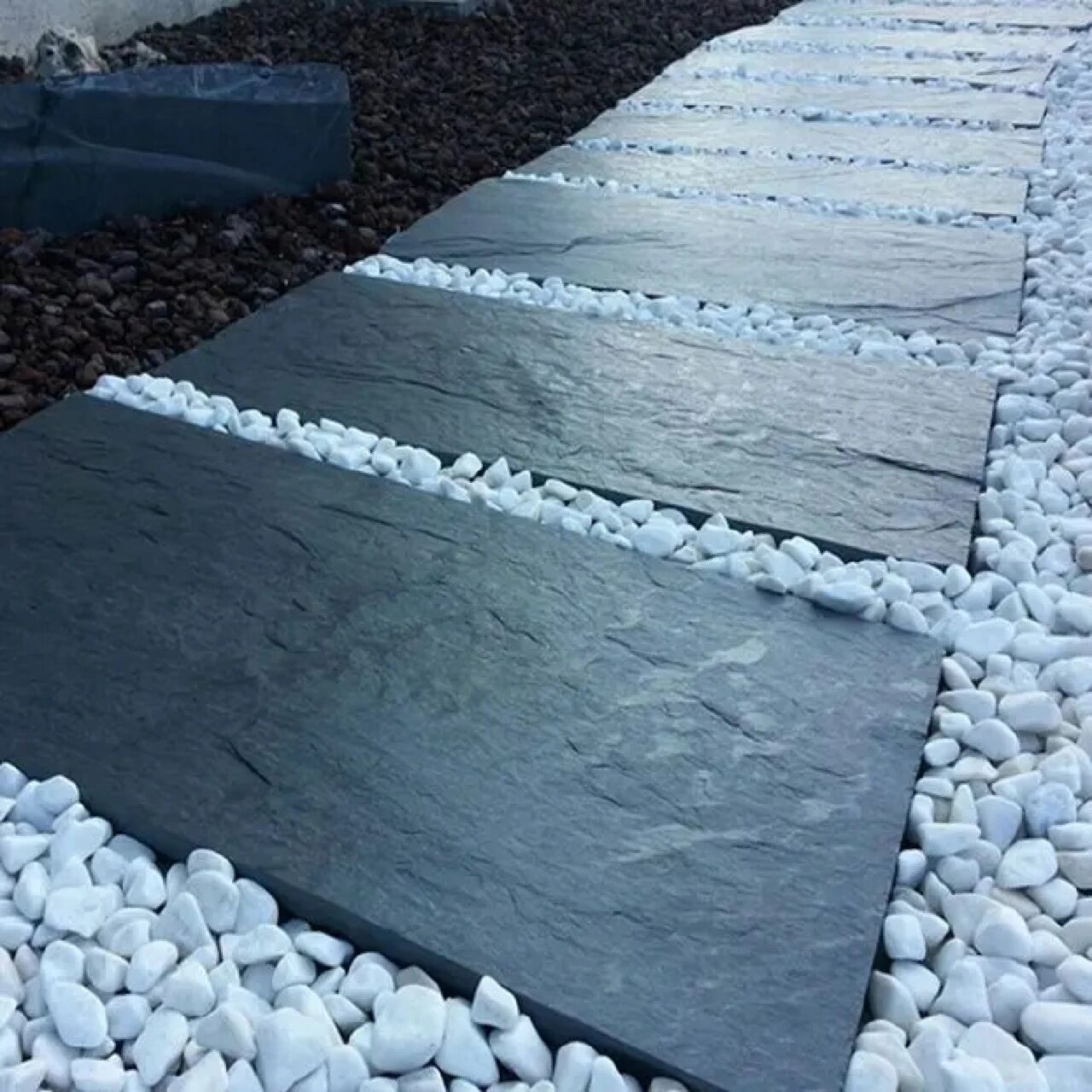 庭院铺装材料——青石板 青石又名天青石,材质石灰石,在明代政治家