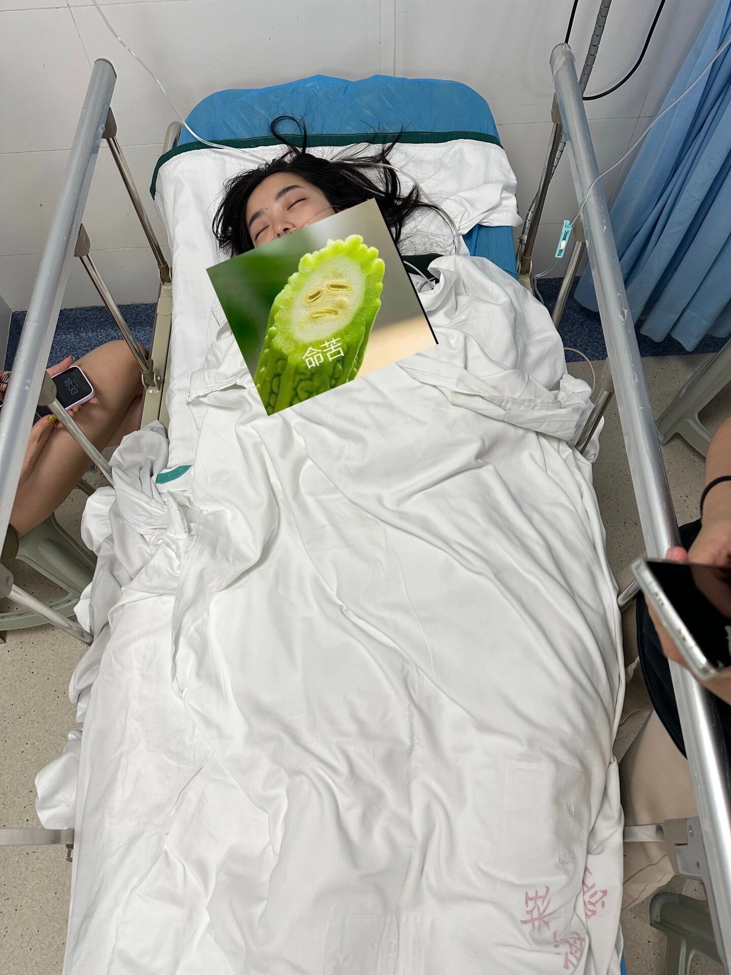 再漂亮的女孩子在抢救室也是狼狈的