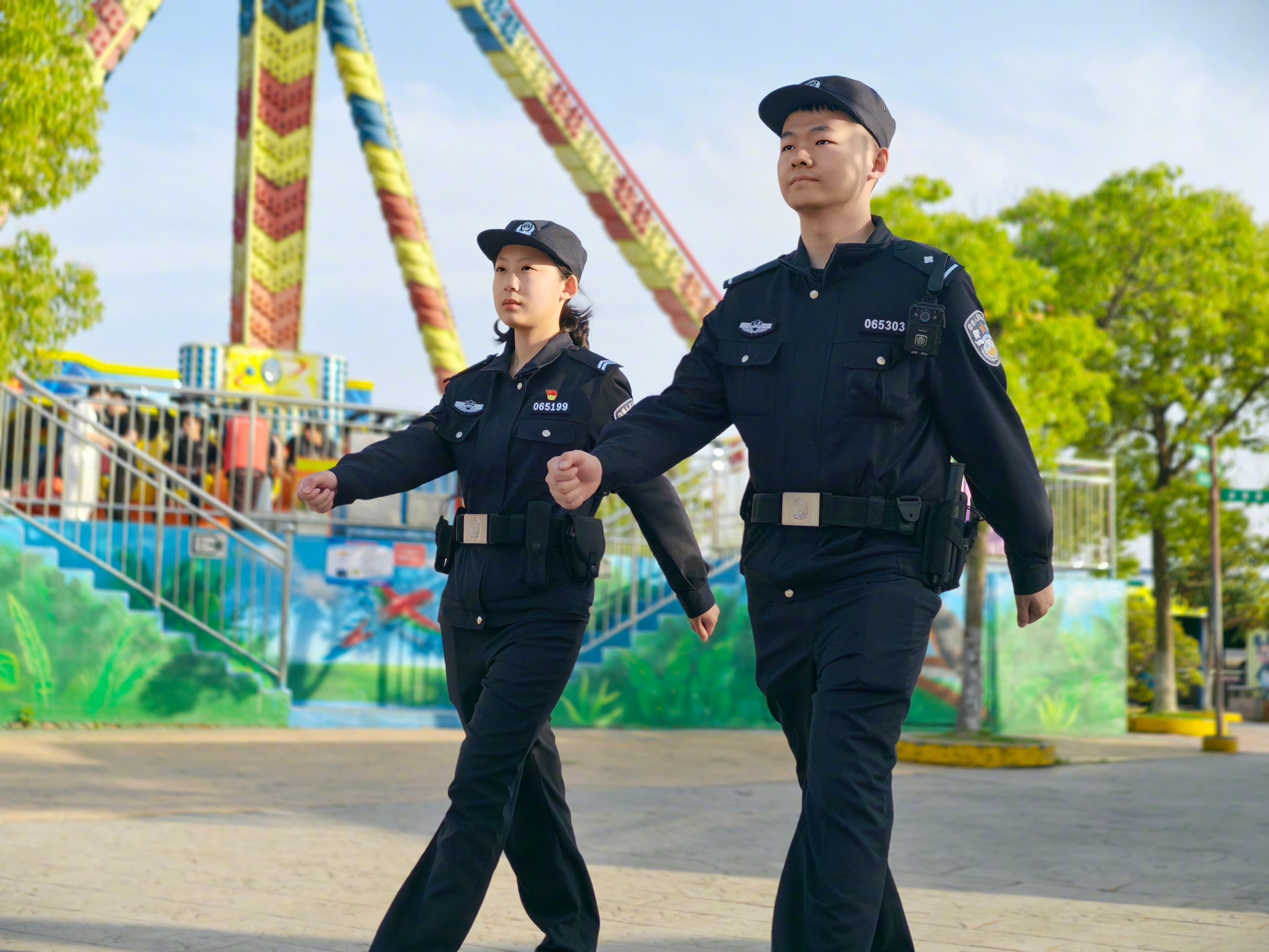 游乐园里欢声笑语,民警守护"不打烊"