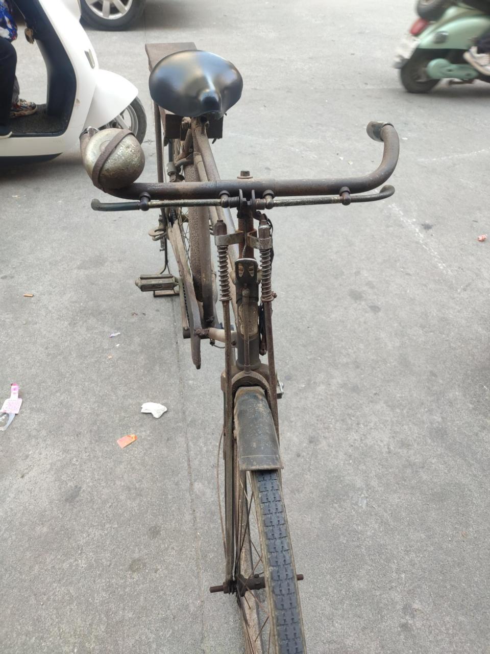 老式28寸带铁盒凤凰双杠自行车了