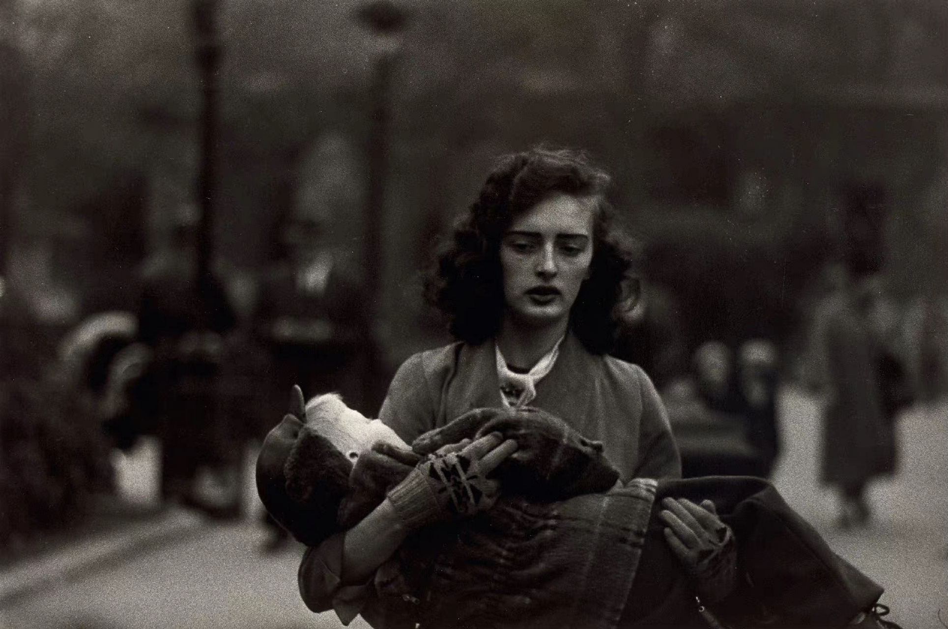 1956年,纽约中央公园 抱着孩子的女人 摄影师diane arbus