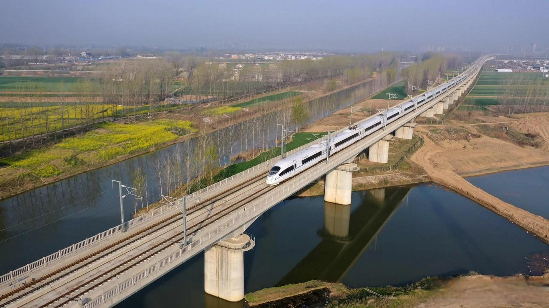 2023年3月29日,一列高铁从郑合高速铁路周口市新运河与流沙河汇流处驶