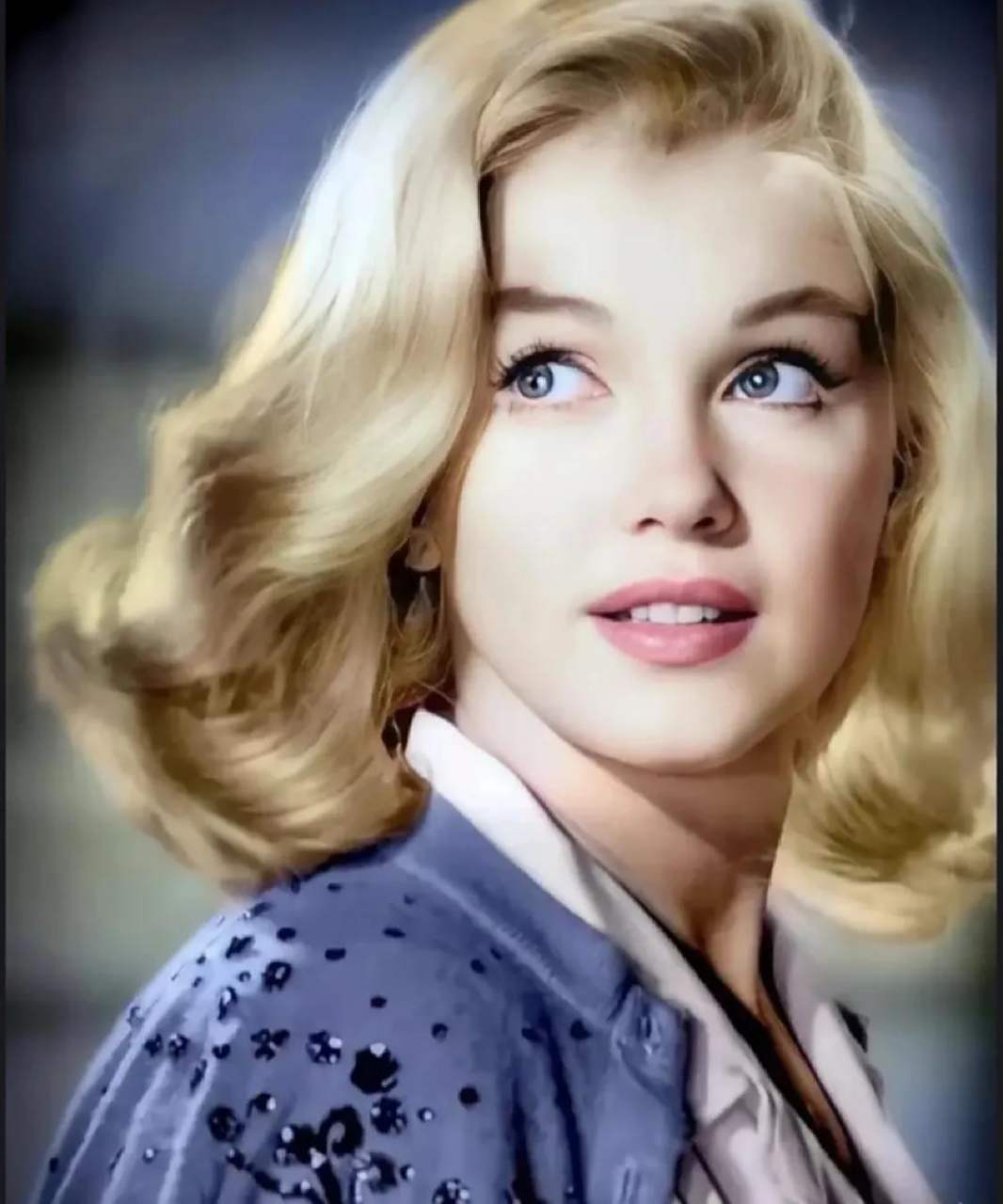 梦露. 眼里闪着自信的光芒.