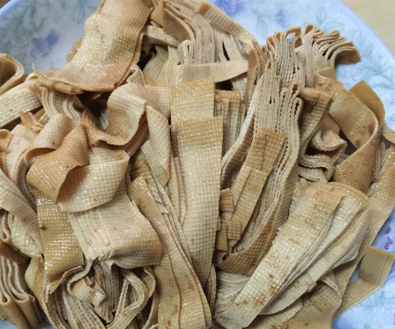 今天在卤菜店,只买了三块钱卤千张,老板嫌弃的都不想切.