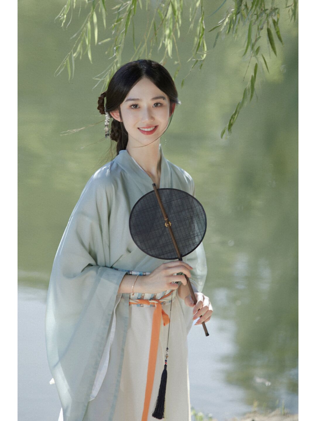 风格:汉服,外景,国风  你就春不晚 我就到了真江南 青衣汉服,窈窕淑女