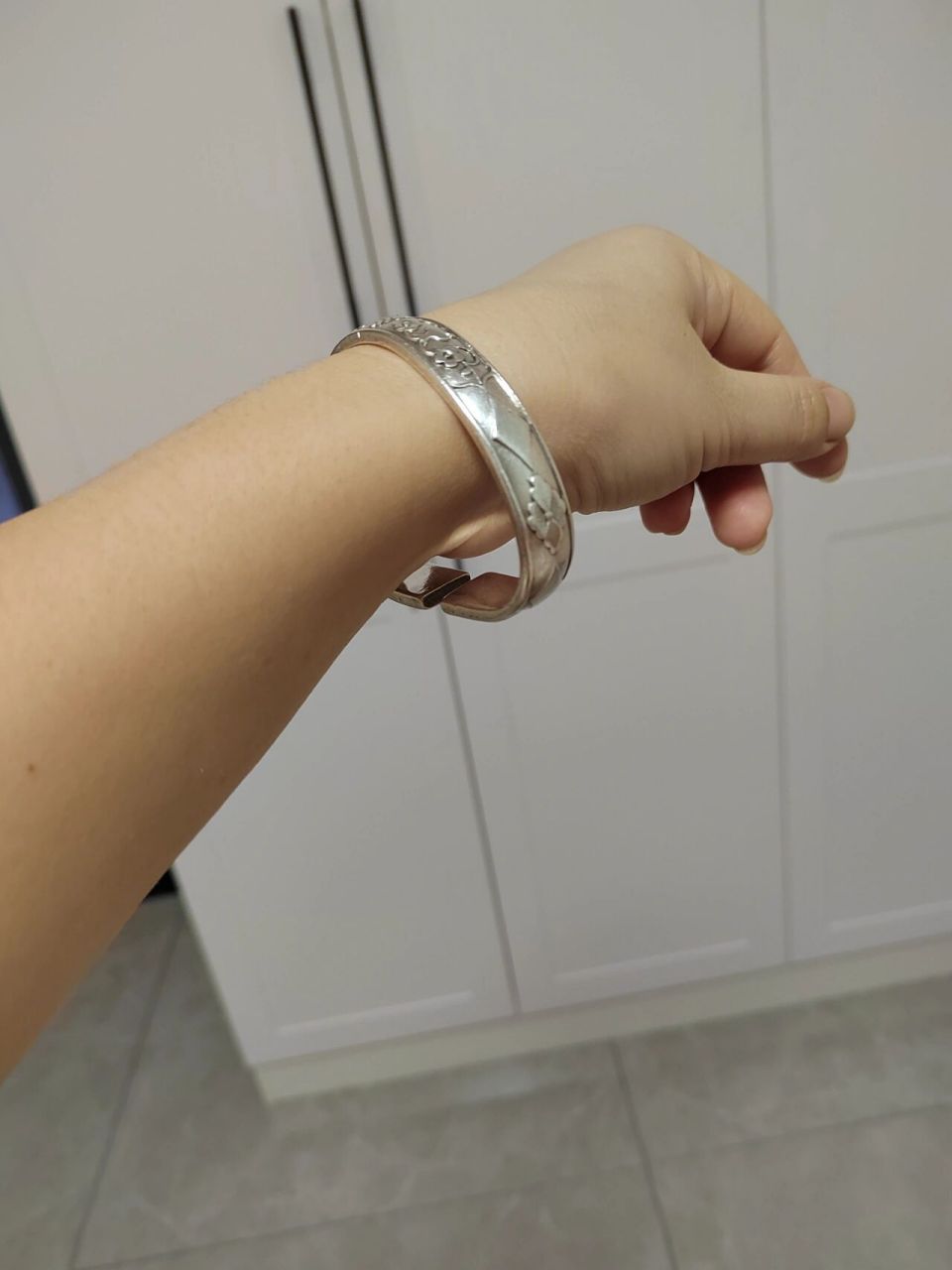 纹银手镯一枚,重的很.还有一只,是一对的.过去的东西,婆家传给我的