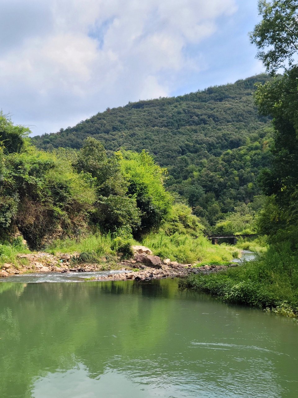 浙江宁波慈溪陆家山顶,风景很美,垃圾也很多 浙江省宁波市慈溪市的