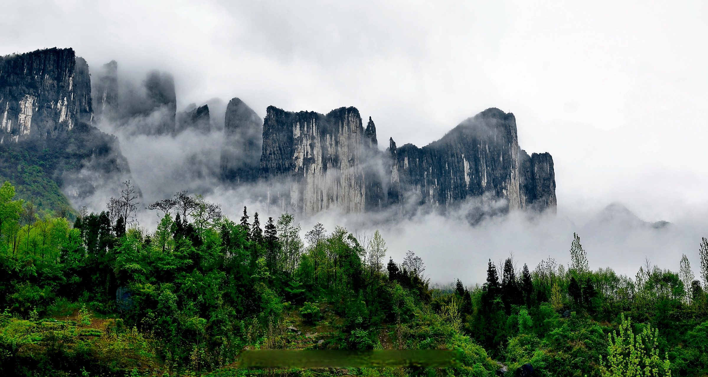 6月16日 ,实时体感温度21℃,中雨,全天气温预计18-23℃,西北风微风