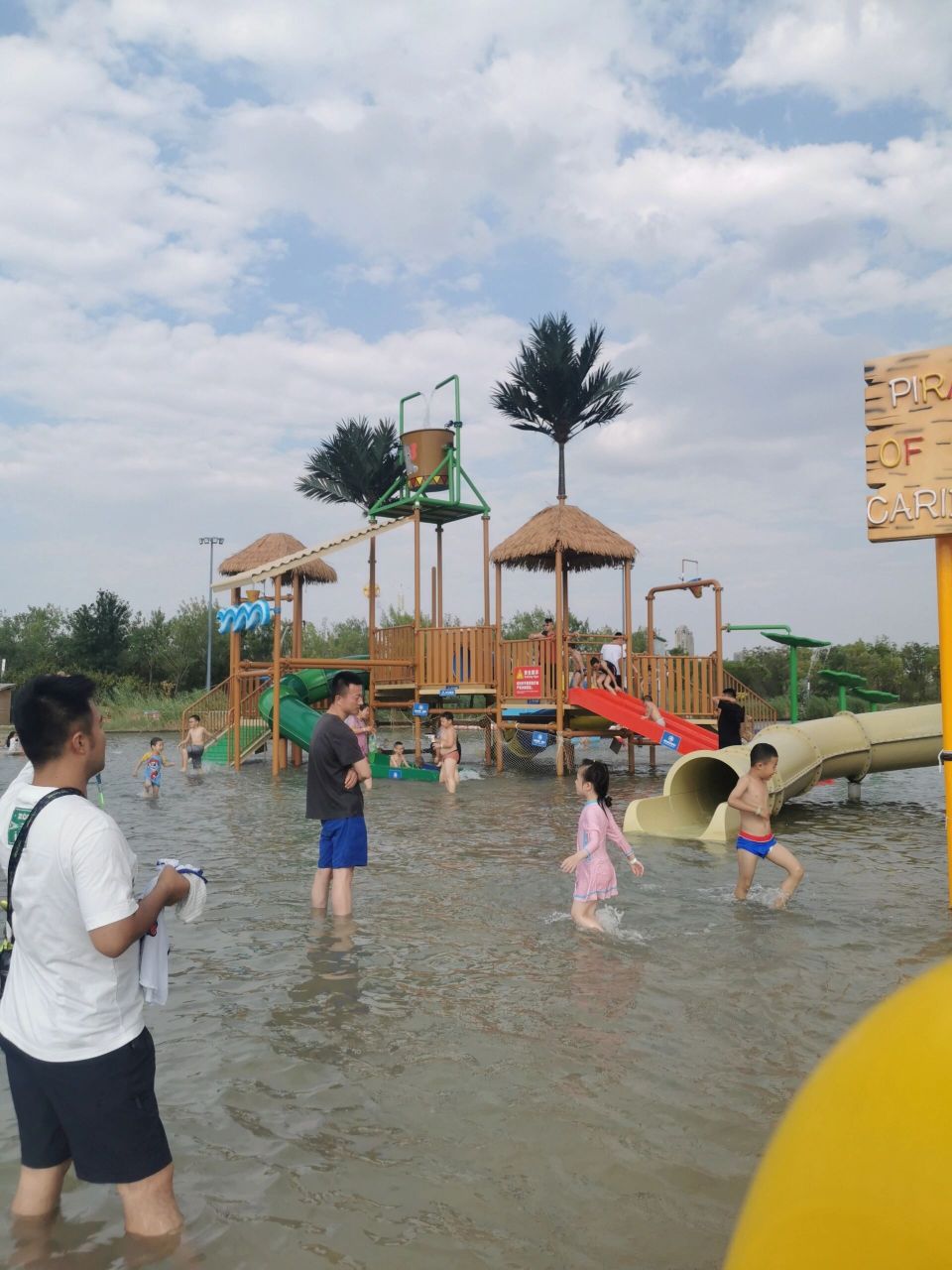 晋阳湖公园的沙滩浴场 其实适合低龄的孩子,水很浅,还可以在沙地里玩