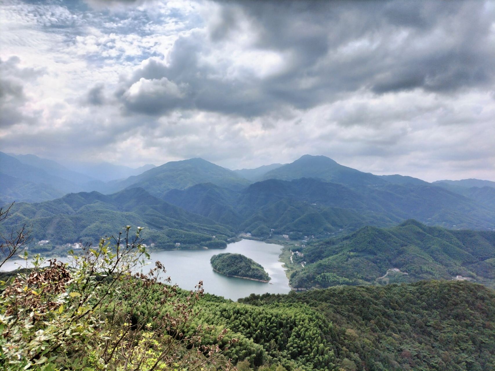 屋脊山7215 1    霍山屋脊山7215简单打卡,中午的时候爬的,没