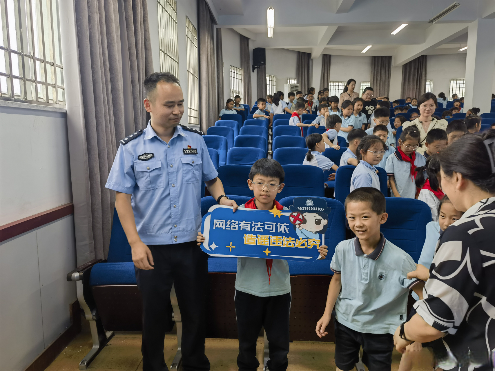 6月20日上午,余姚陆埠派出所民警前往陆埠镇中心学校开展打谣宣传