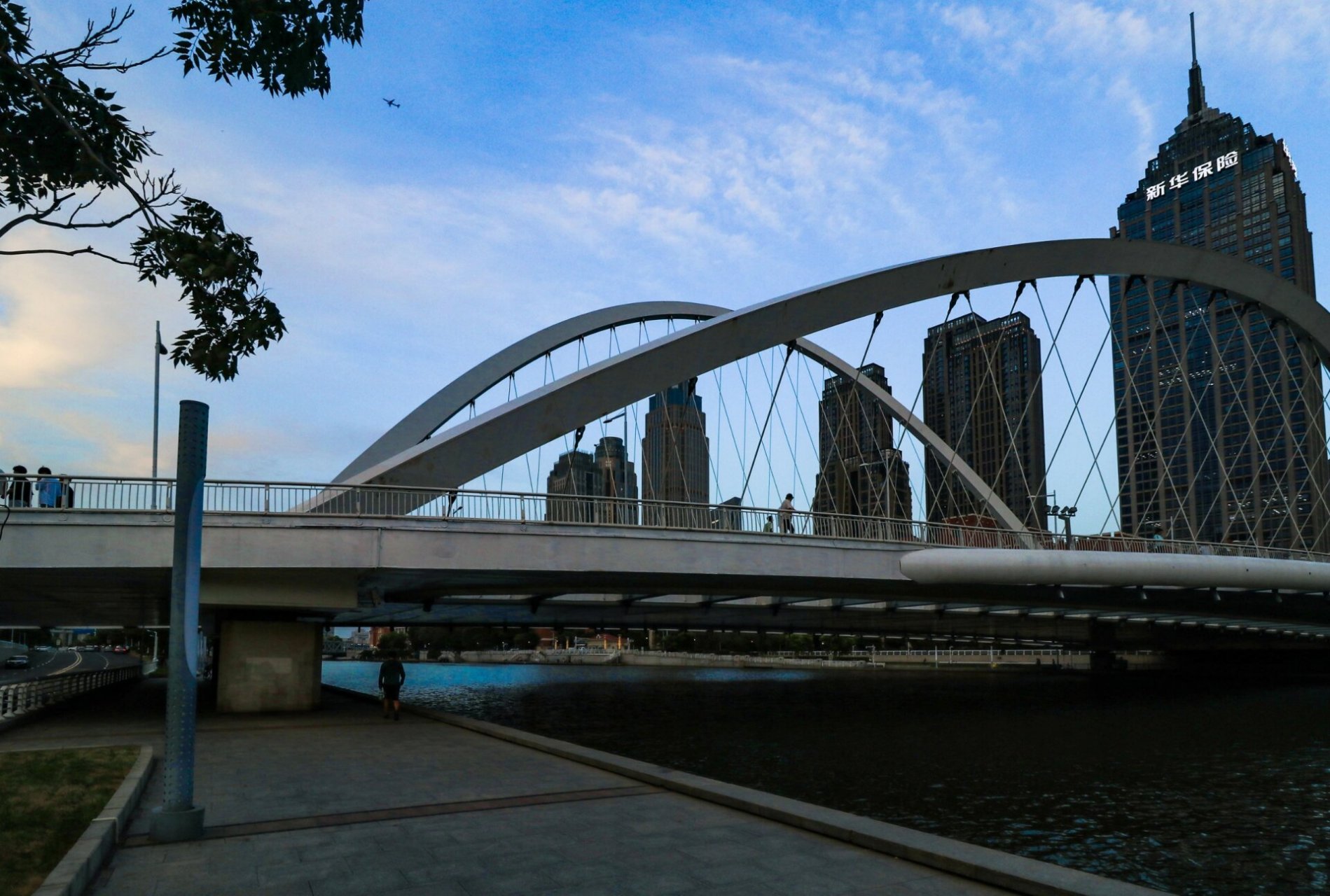 海河上的大沽桥 大沽桥icon是由世界著名的桥梁设计师邓文中icon院士