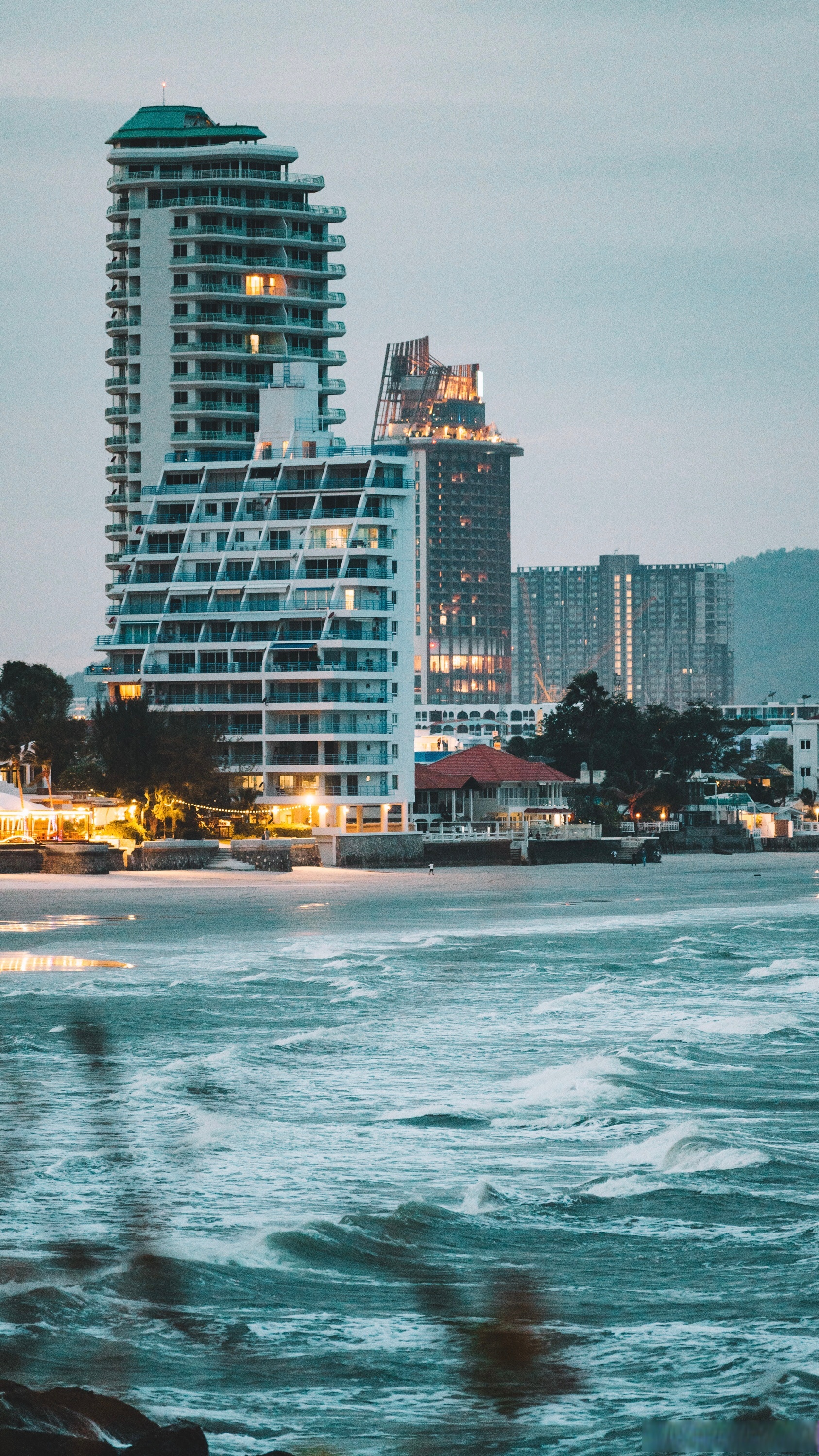 泰国旅行多次,却是第一次来华欣,在华欣假日酒店的空中泳池眺望美丽的