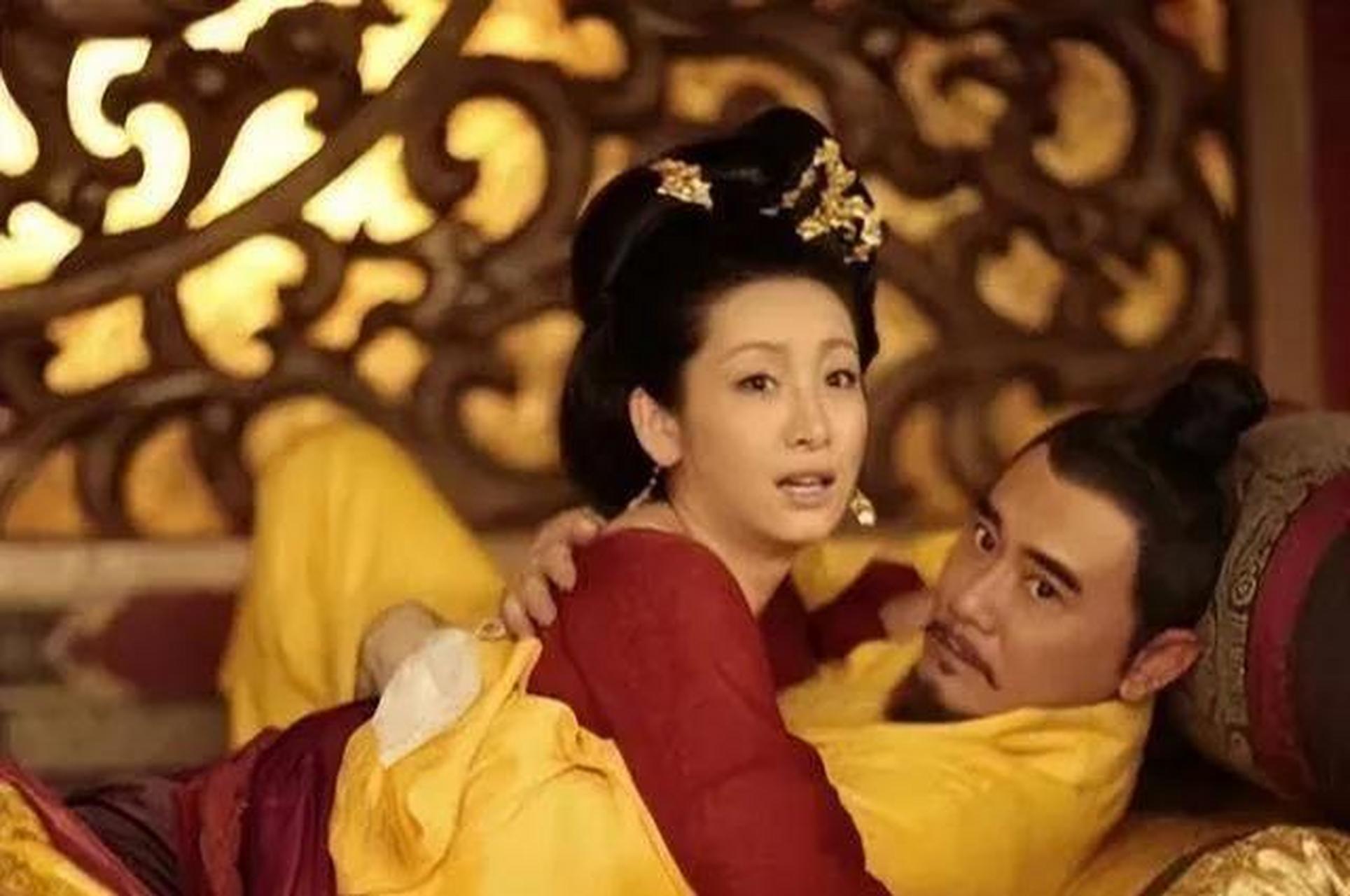 一天,李治偷偷到武则天姐姐武顺的寝宫,搂住武顺说:"朕自从见了夫人一