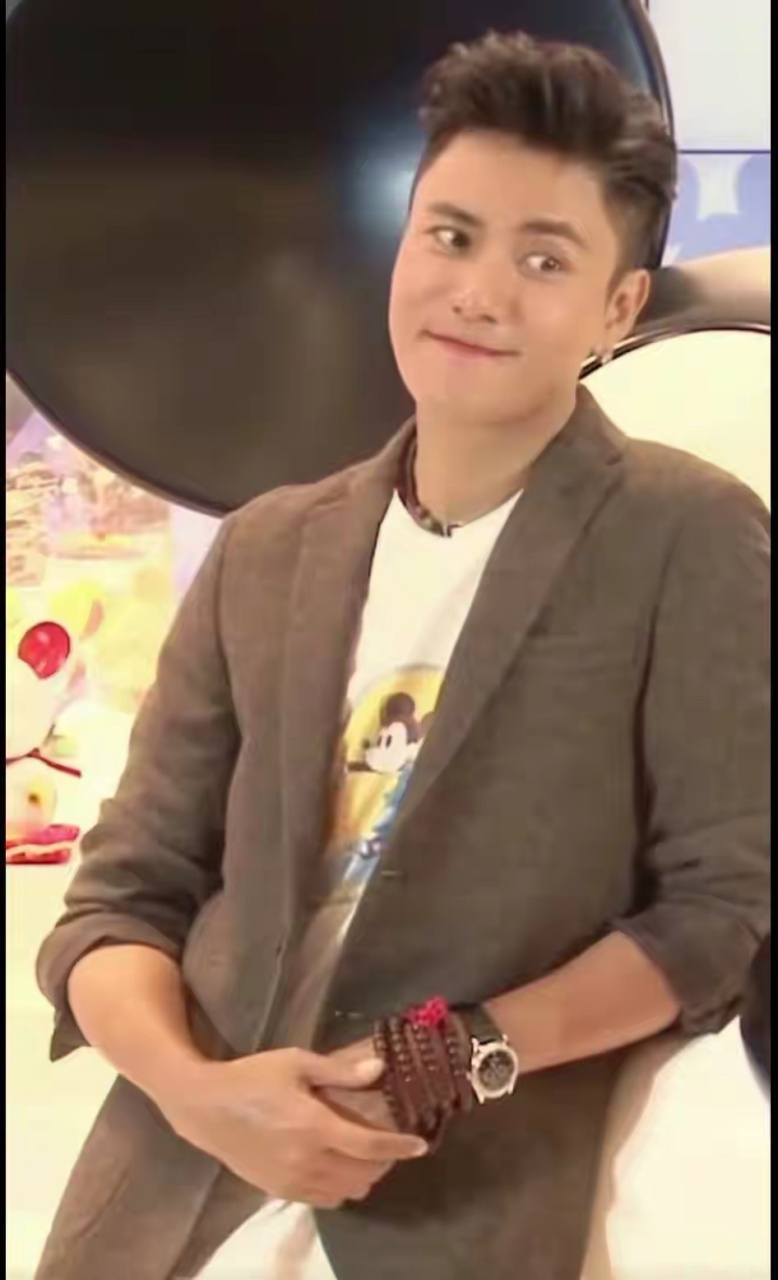 陈坤脸部好似充气,饱满的过分,比他儿子都年轻