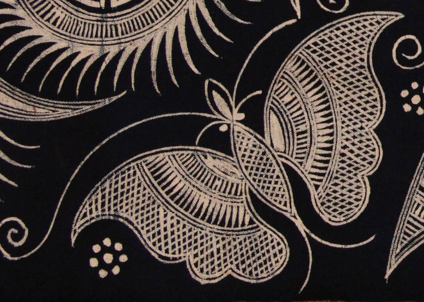 在苗族,蝴蝶被寓为苗族人类始祖,表达的是苗族的母性生殖主题意象.