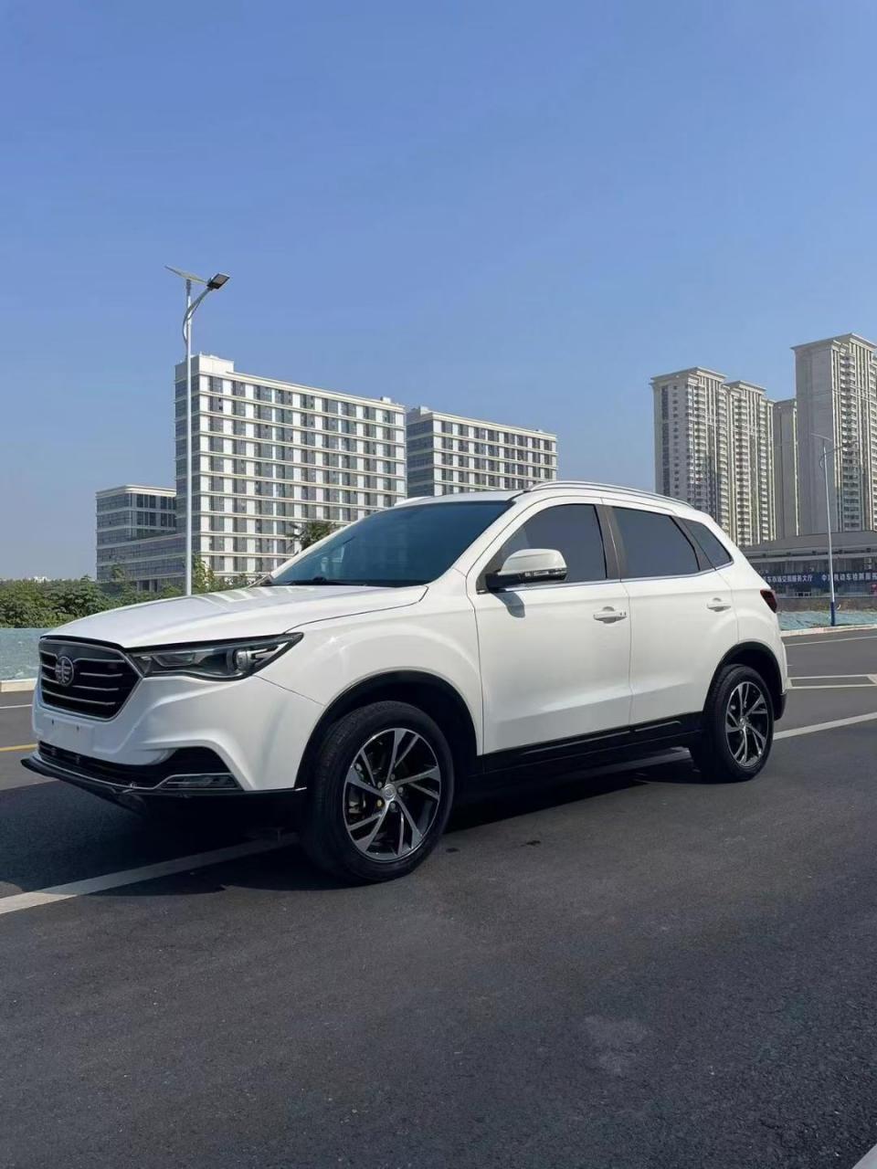 拿下2019年代步小车一台一汽奔腾x40 自动挡天窗最高配实表5万多公里